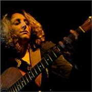 Insegnante e musicista professionista, impartisce lezioni di chitarra d’accompagnamneto, fingerstyle. Prima lezione gratuita